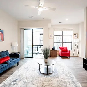 Luxury Wifi, Gym, Pool, Shops & Food! Unit 329 Charlotte